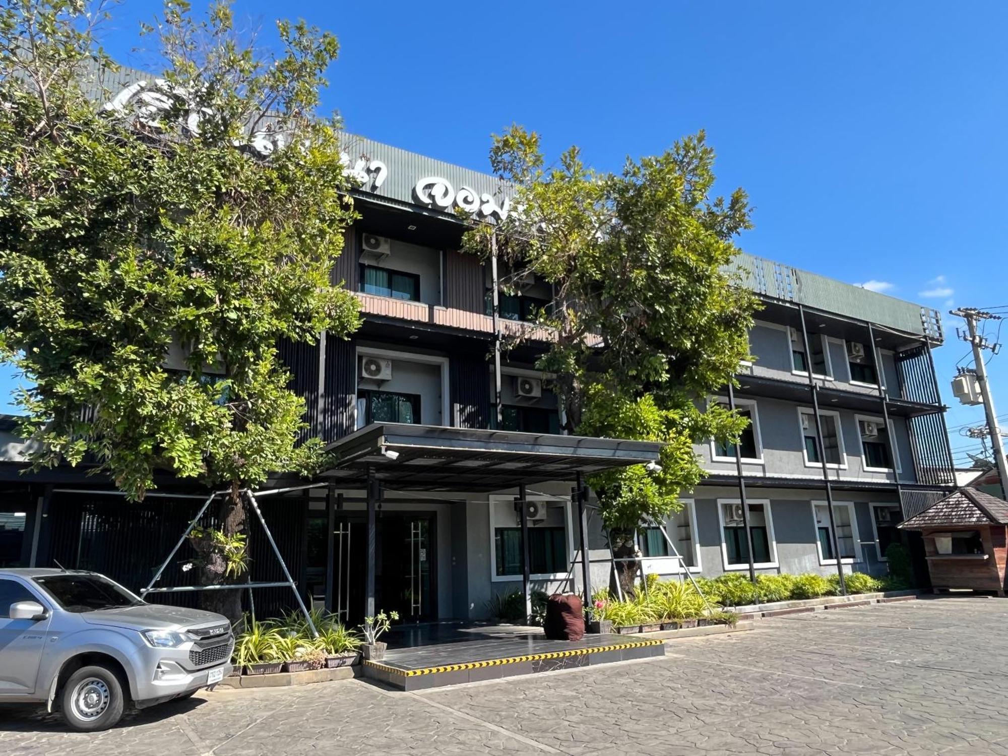 Huern Nana Jomsawan Hotel Phrae Exterior photo